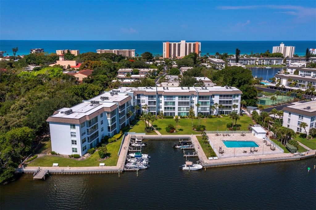 Situated right on Sarasota Bay with amazing, picturesque views, its own little marina, 2 pools and a private beach club across Gulf of Mexico Dr