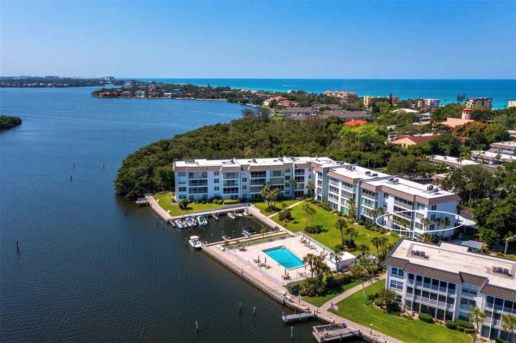 What a location!! Situated right on Sarasota Bay, with 2 pools, a marina, kayak launch and private beach club!