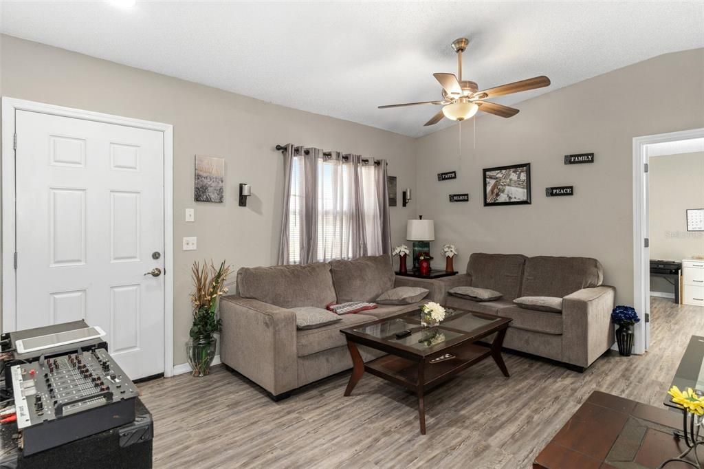 For Sale: $264,900 (2 beds, 2 baths, 1120 Square Feet)