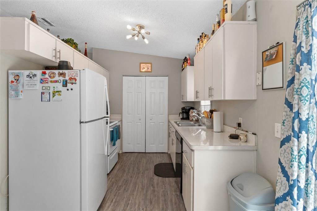 For Sale: $264,900 (2 beds, 2 baths, 1120 Square Feet)