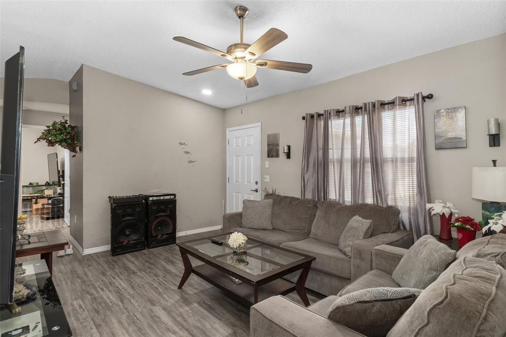 For Sale: $264,900 (2 beds, 2 baths, 1120 Square Feet)