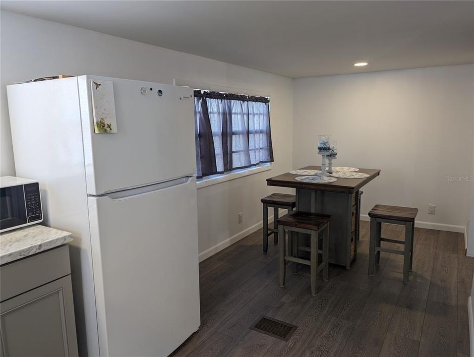 For Sale: $128,700 (2 beds, 2 baths, 993 Square Feet)