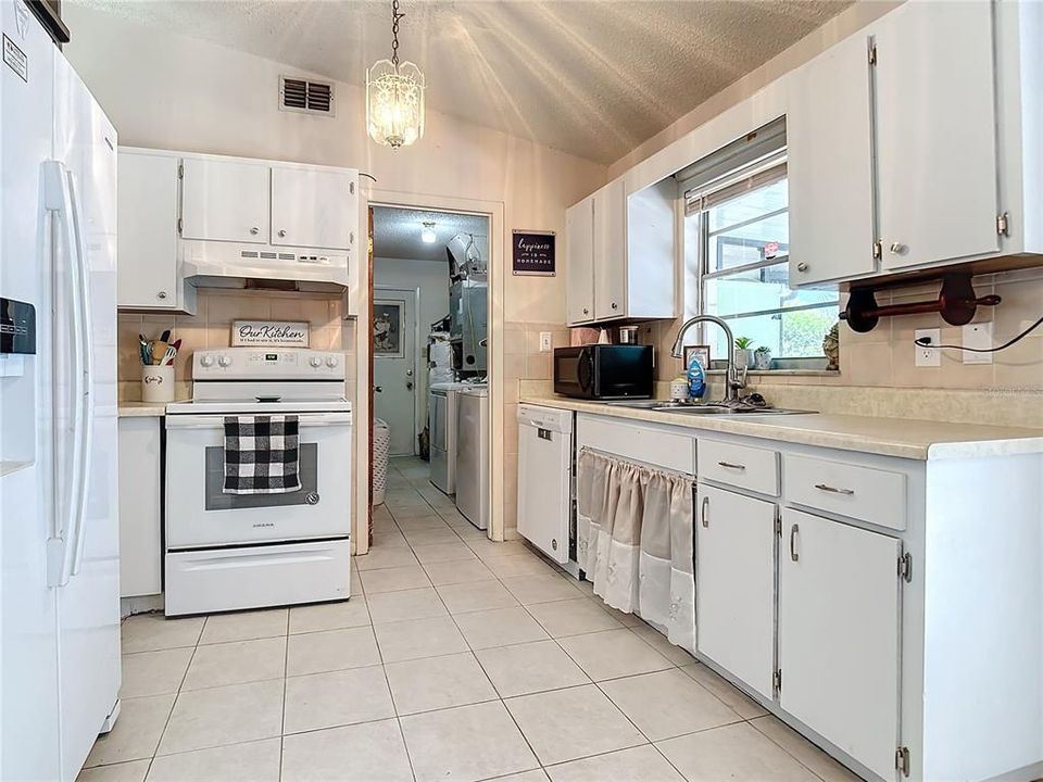 Active With Contract: $249,900 (3 beds, 2 baths, 960 Square Feet)