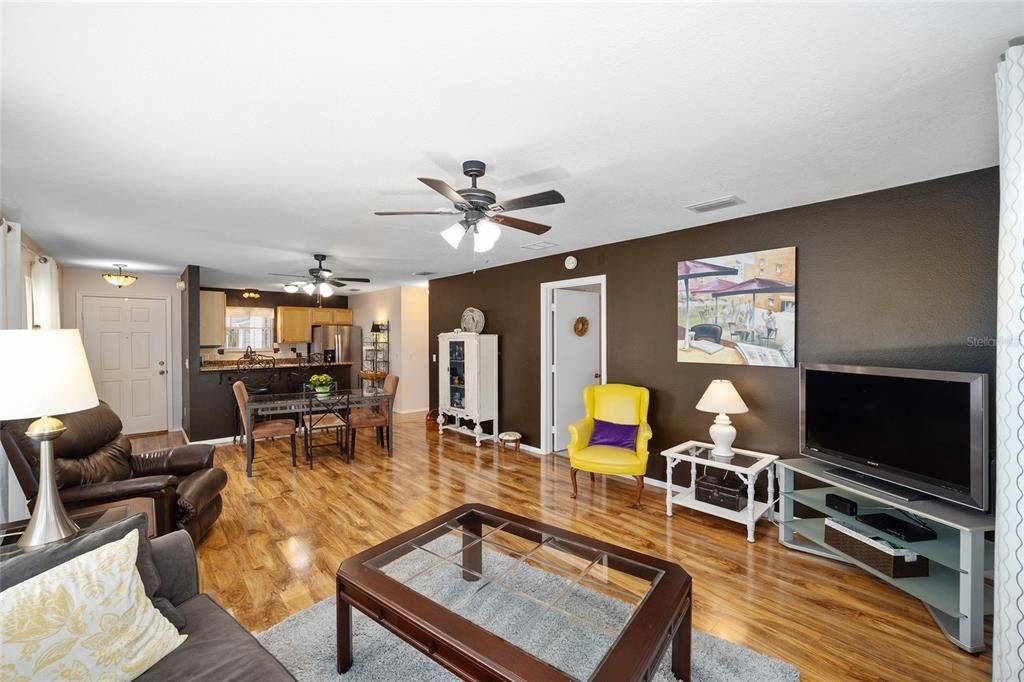 For Sale: $254,900 (1 beds, 1 baths, 875 Square Feet)