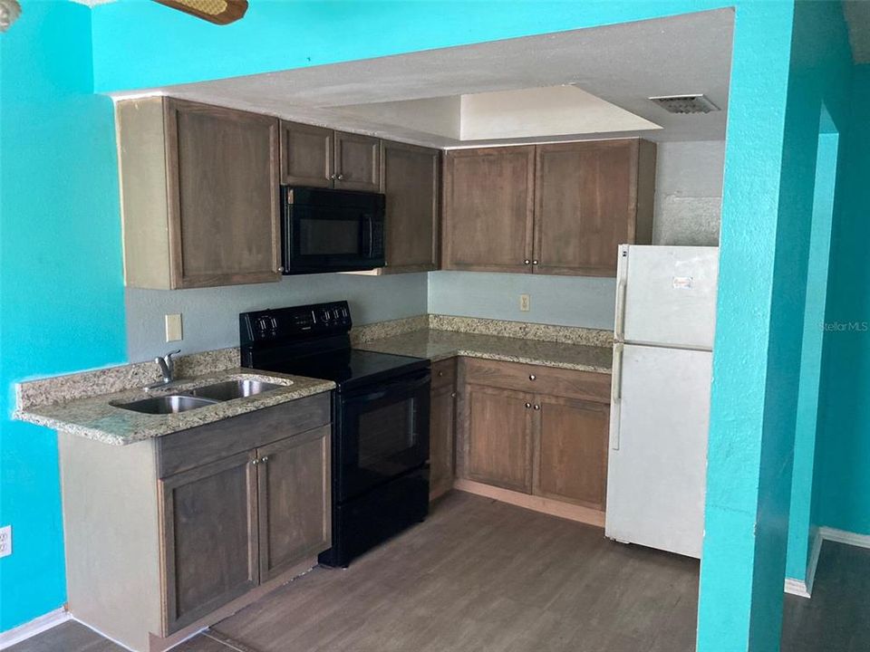 For Rent: $1,150 (1 beds, 1 baths, 715 Square Feet)