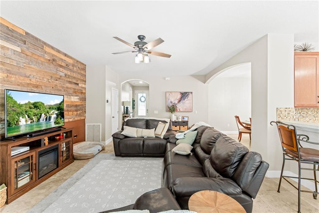 For Sale: $379,000 (3 beds, 2 baths, 1686 Square Feet)