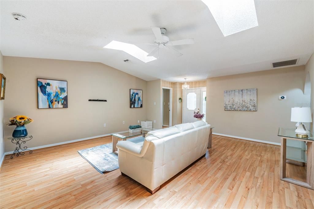 Active With Contract: $299,900 (3 beds, 2 baths, 1482 Square Feet)