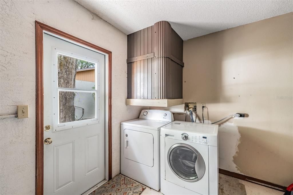 Active With Contract: $299,900 (3 beds, 2 baths, 1482 Square Feet)