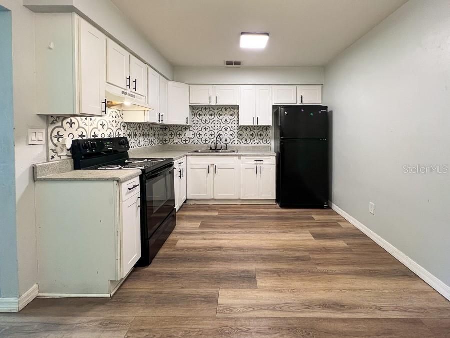 For Rent: $1,150 (2 beds, 1 baths, 775 Square Feet)