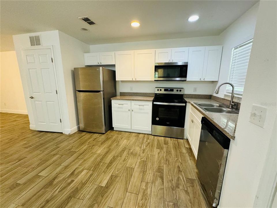 For Rent: $1,595 (3 beds, 2 baths, 1040 Square Feet)