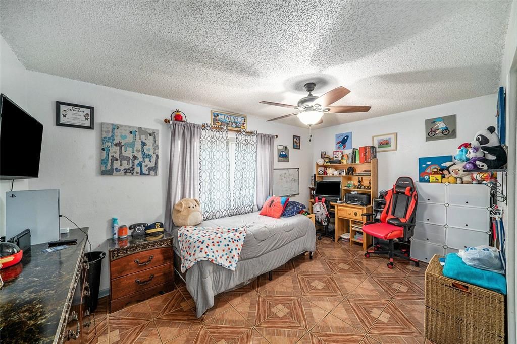 For Sale: $325,000 (2 beds, 1 baths, 1045 Square Feet)