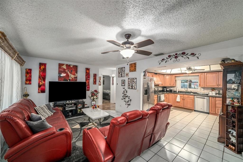 For Sale: $325,000 (2 beds, 1 baths, 1045 Square Feet)