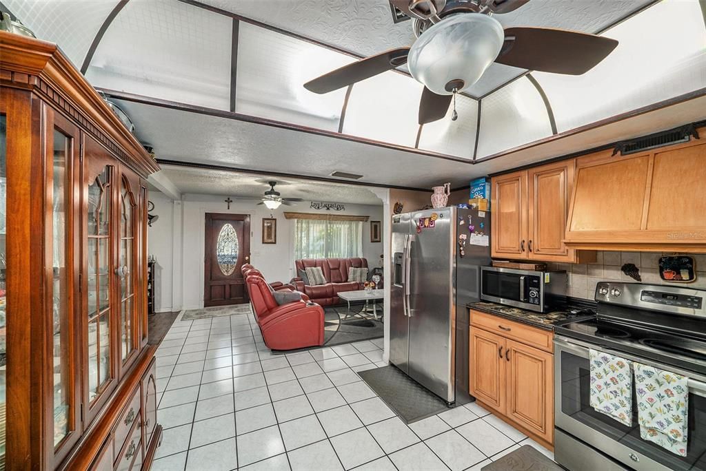 For Sale: $325,000 (2 beds, 1 baths, 1045 Square Feet)