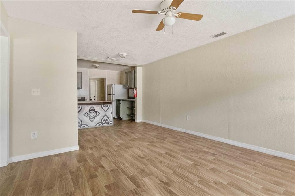 For Rent: $1,250 (2 beds, 1 baths, 808 Square Feet)