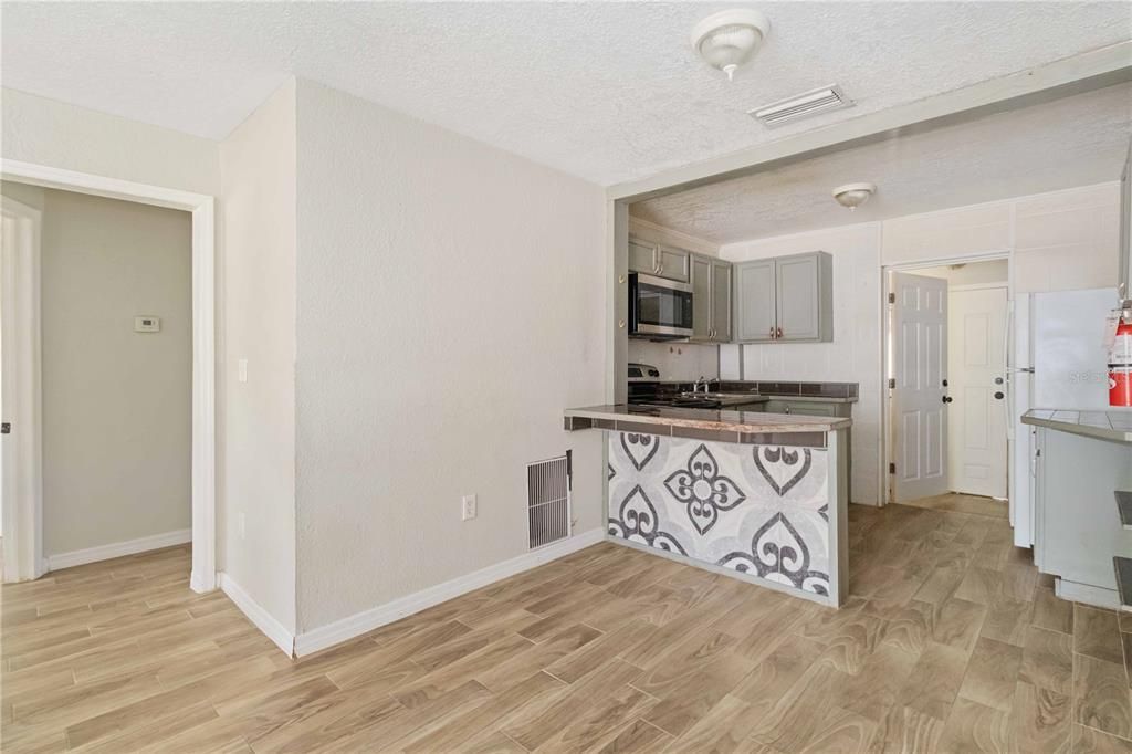 For Rent: $1,250 (2 beds, 1 baths, 808 Square Feet)