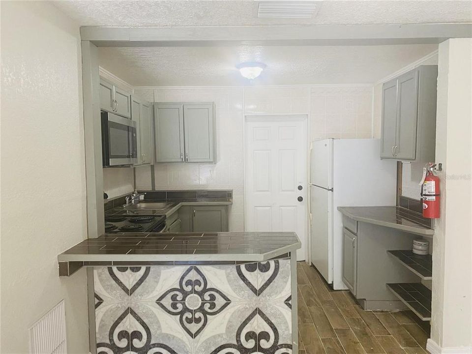 For Rent: $1,250 (2 beds, 1 baths, 808 Square Feet)