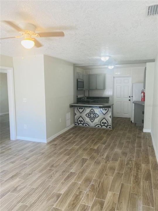 For Rent: $1,250 (2 beds, 1 baths, 808 Square Feet)