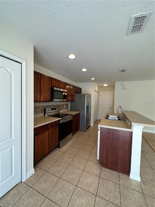 Active With Contract: $2,650 (4 beds, 2 baths, 1606 Square Feet)