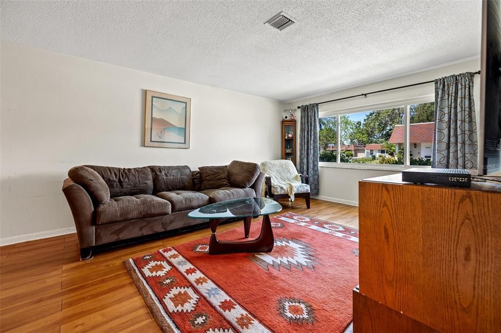 Active With Contract: $149,000 (1 beds, 1 baths, 902 Square Feet)