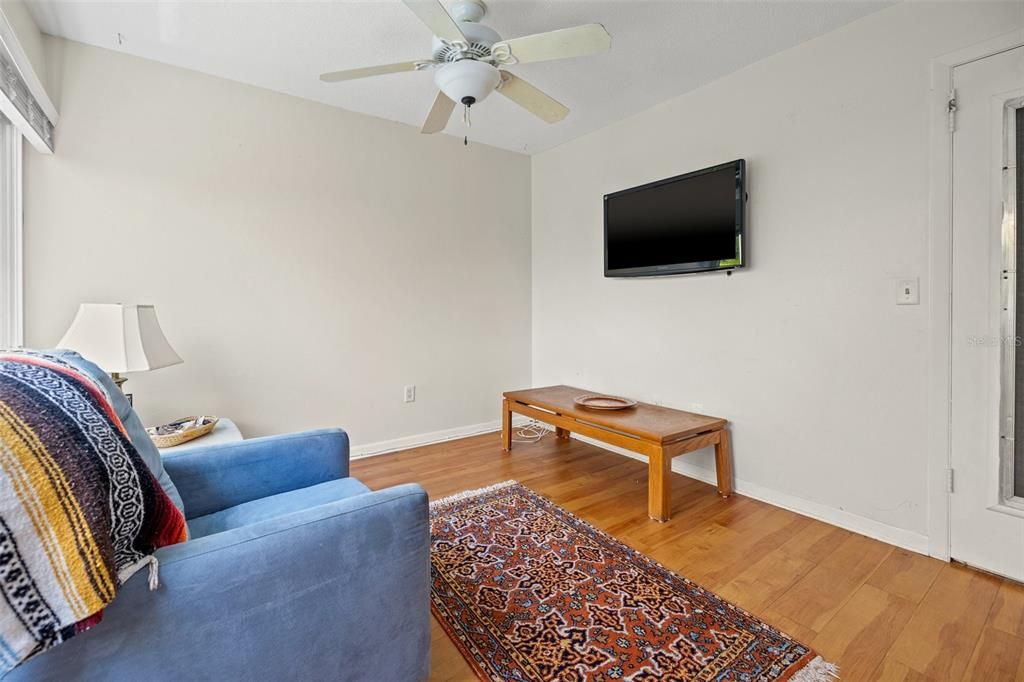 Active With Contract: $149,000 (1 beds, 1 baths, 902 Square Feet)