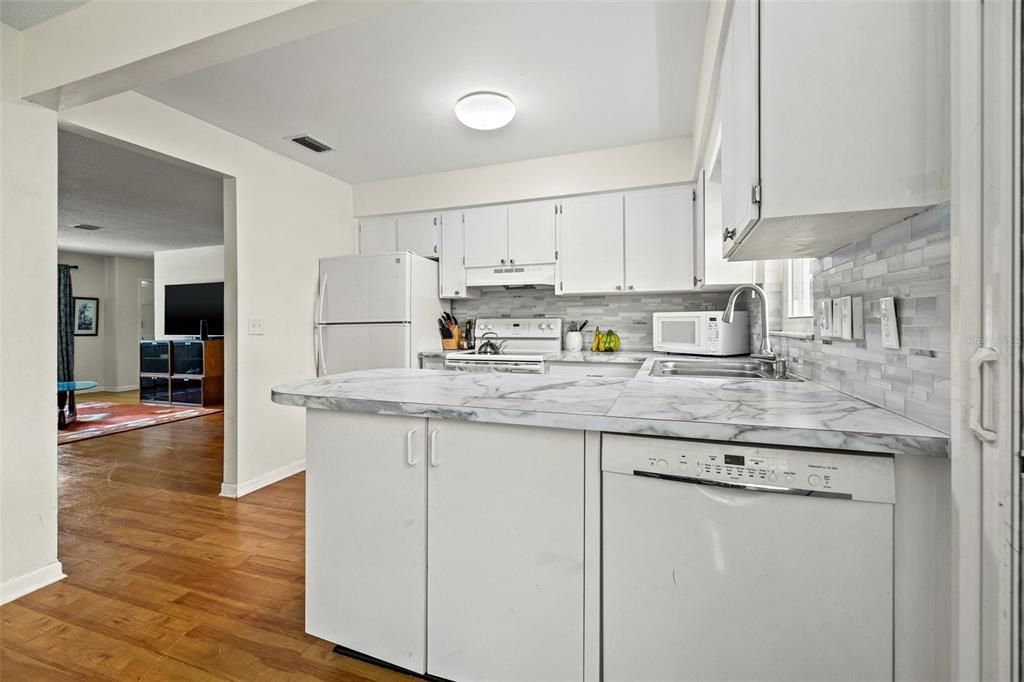 Active With Contract: $149,000 (1 beds, 1 baths, 902 Square Feet)