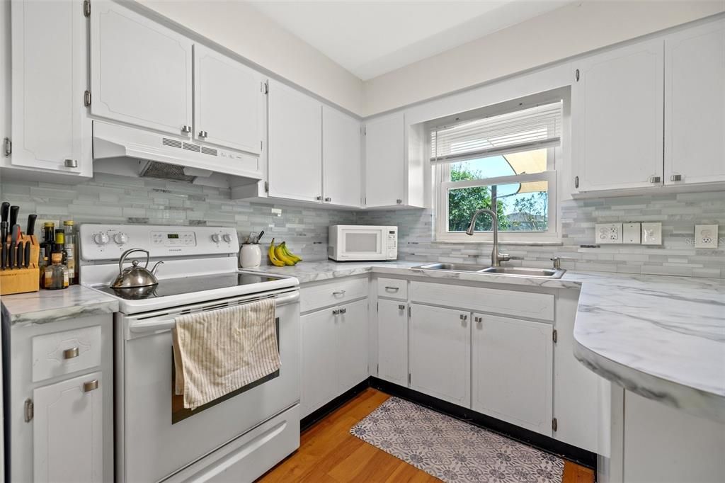 Active With Contract: $149,000 (1 beds, 1 baths, 902 Square Feet)