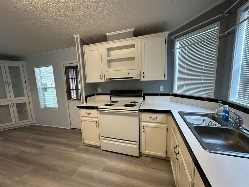 Active With Contract: $1,600 (2 beds, 2 baths, 1100 Square Feet)