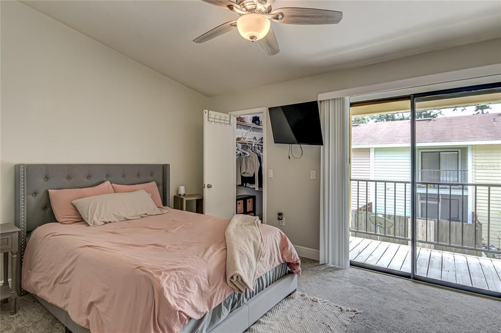 Active With Contract: $195,000 (2 beds, 1 baths, 1042 Square Feet)