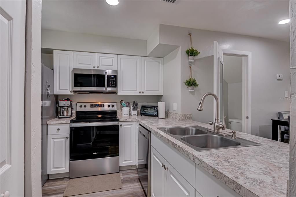 Active With Contract: $195,000 (2 beds, 1 baths, 1042 Square Feet)