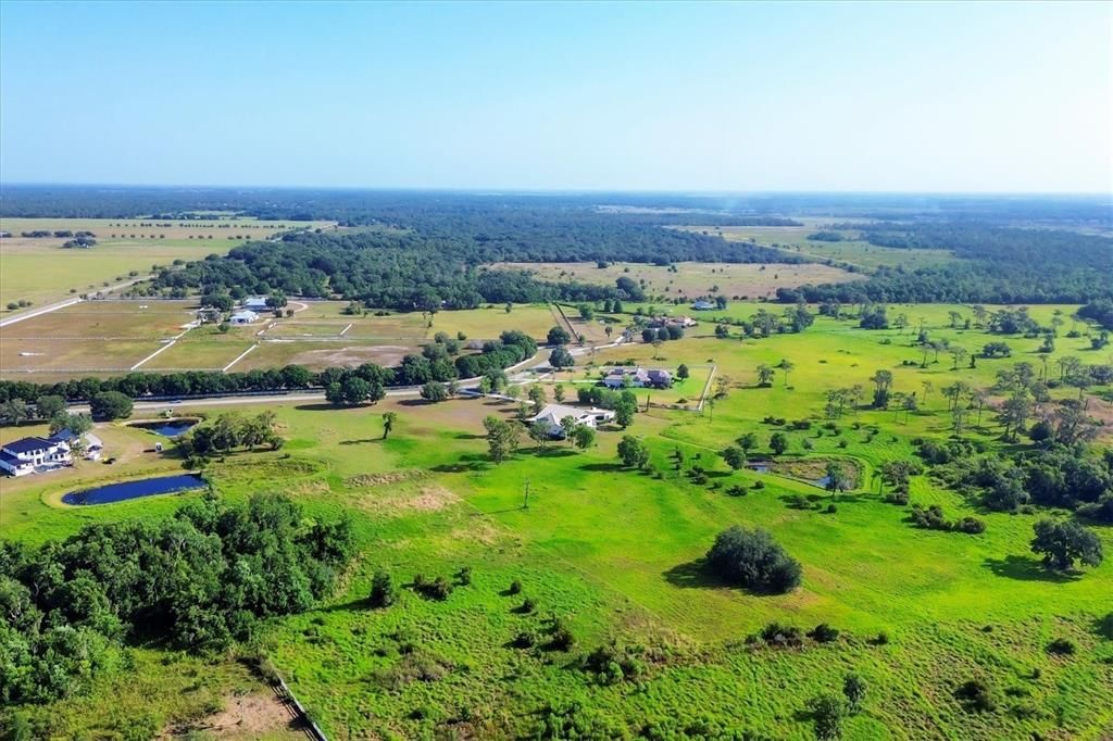 На продажу: $800,000 (10.26 acres)