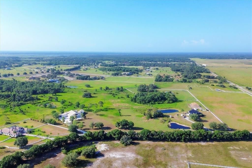 На продажу: $800,000 (10.26 acres)