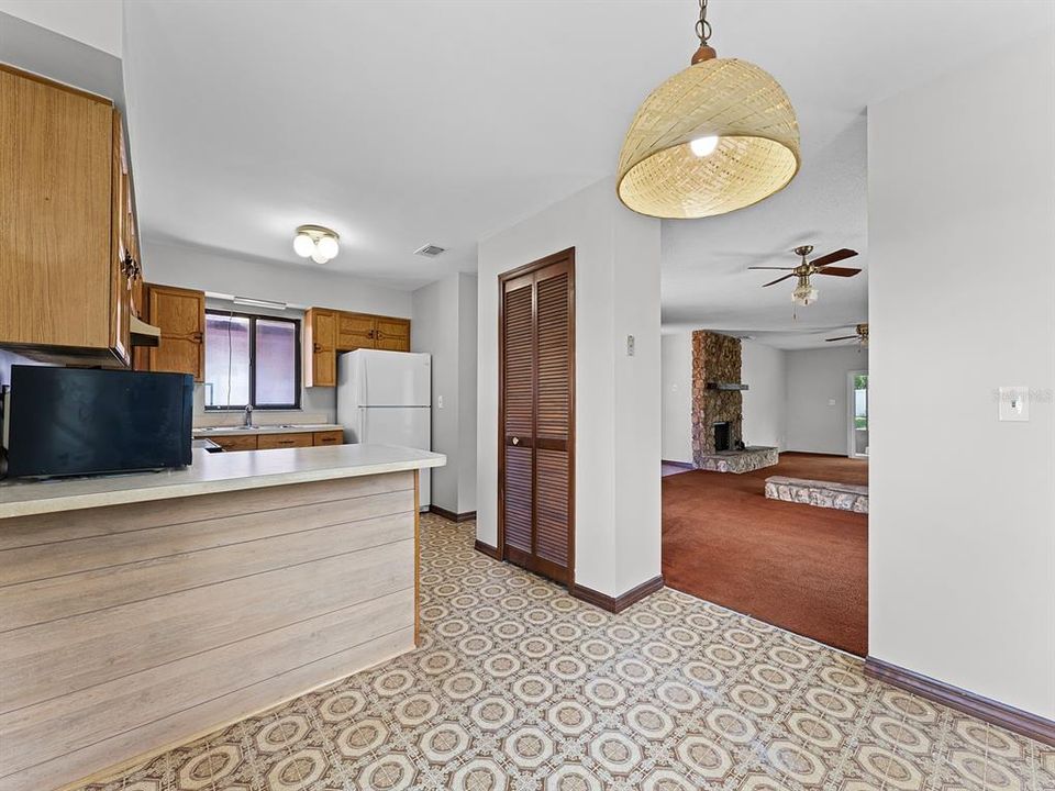 Active With Contract: $349,900 (3 beds, 2 baths, 1703 Square Feet)