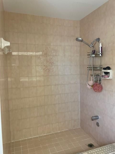 upstairs bath w/ shower