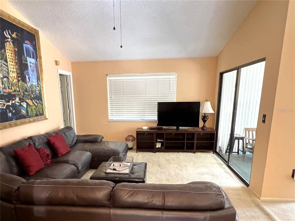 For Sale: $220,000 (2 beds, 2 baths, 1078 Square Feet)