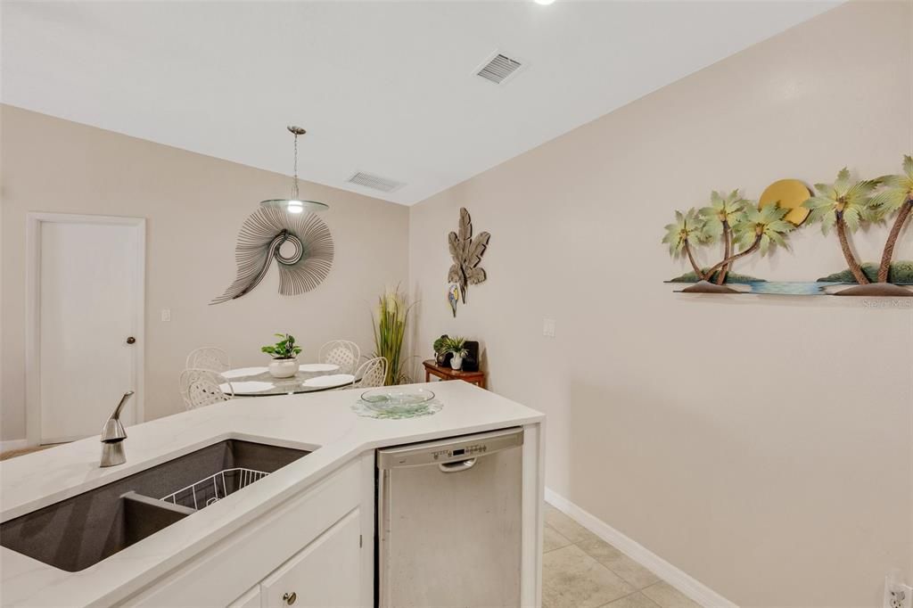 For Sale: $317,500 (2 beds, 2 baths, 1029 Square Feet)