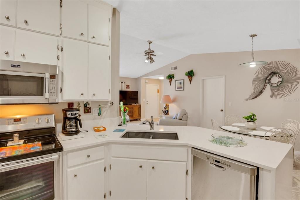 For Sale: $317,500 (2 beds, 2 baths, 1029 Square Feet)