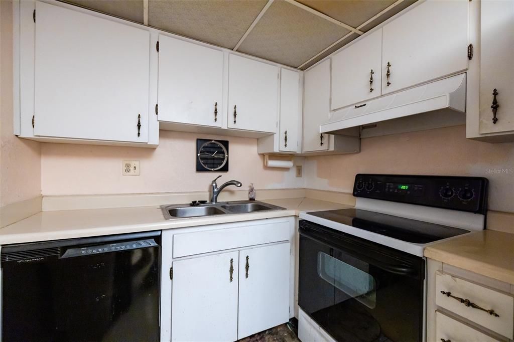Active With Contract: $130,000 (2 beds, 2 baths, 925 Square Feet)