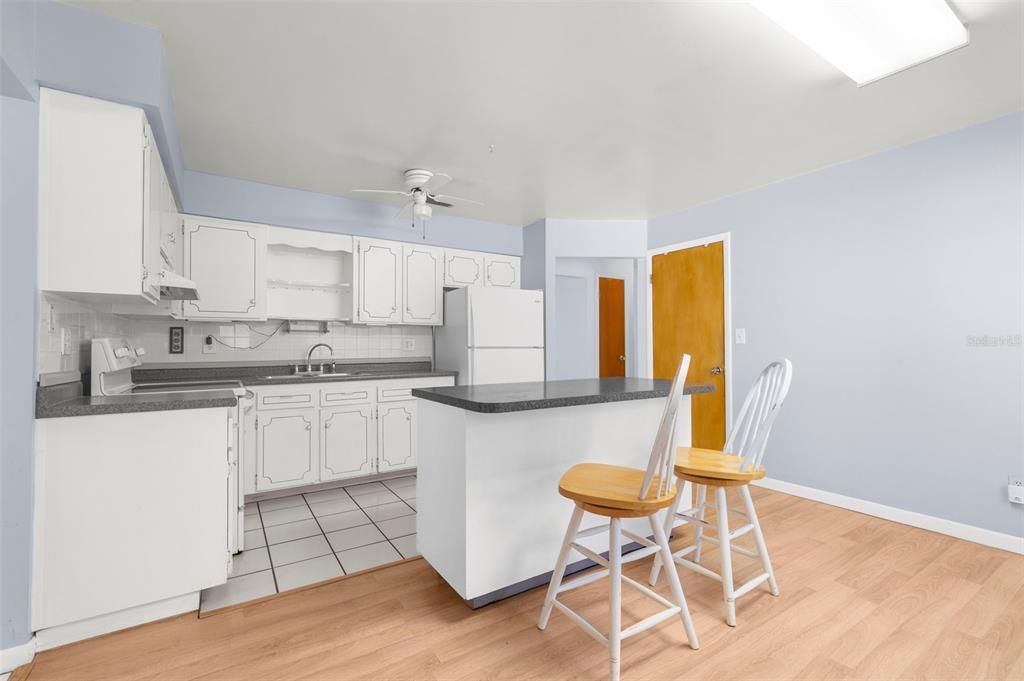 For Sale: $269,900 (2 beds, 2 baths, 1268 Square Feet)