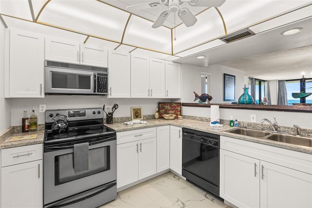 Active With Contract: $449,900 (2 beds, 2 baths, 1347 Square Feet)