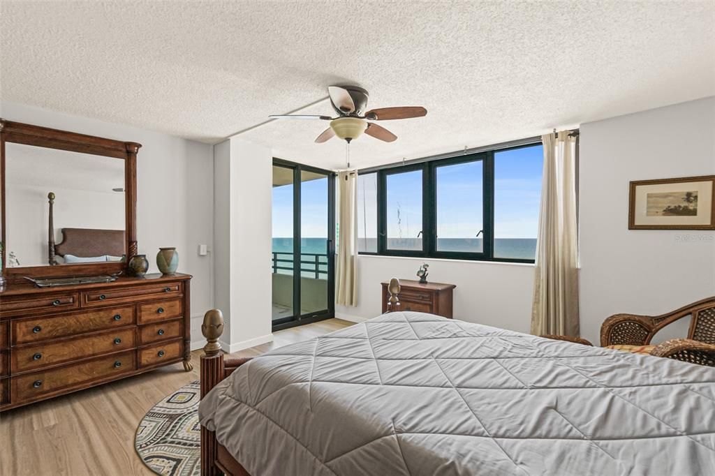 Active With Contract: $449,900 (2 beds, 2 baths, 1347 Square Feet)