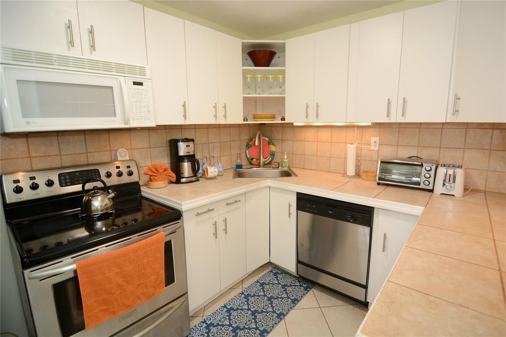 For Sale: $389,000 (2 beds, 1 baths, 973 Square Feet)