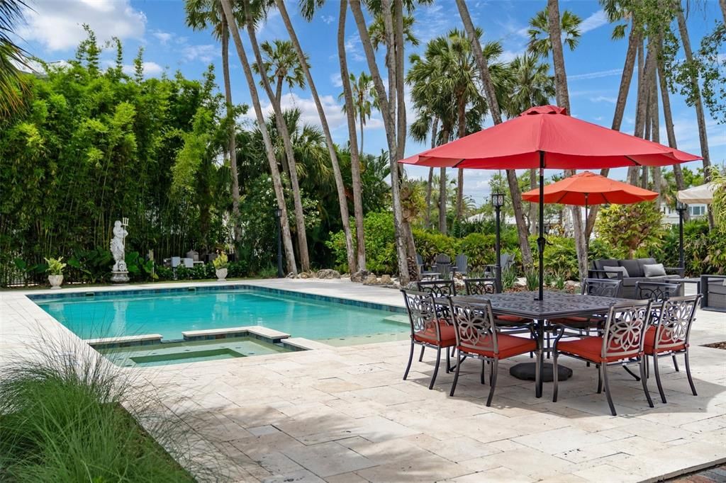 POOLSIDE AL FRESCO DINING