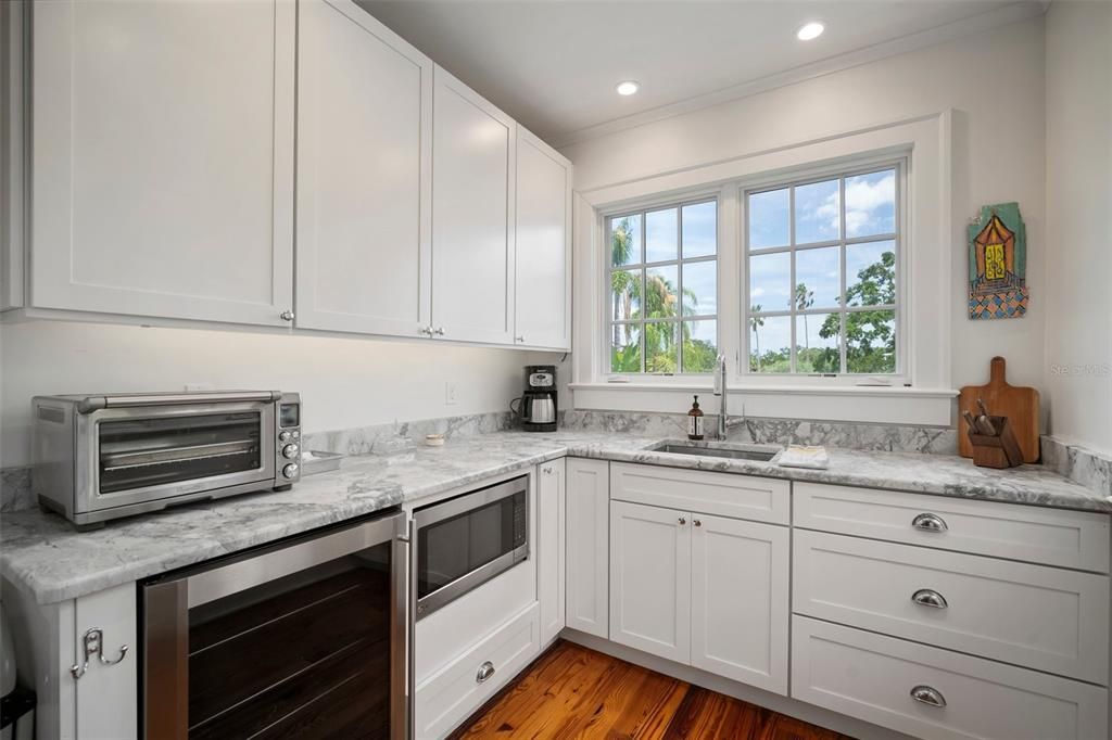 BRIGHT KITCHEN GREETS GUESTS