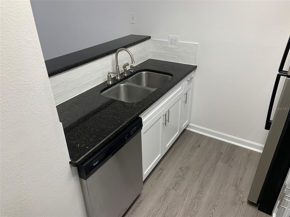 For Rent: $1,290 (1 beds, 1 baths, 760 Square Feet)