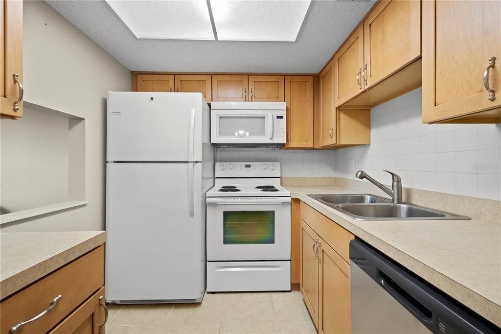 For Sale: $150,000 (1 beds, 1 baths, 647 Square Feet)