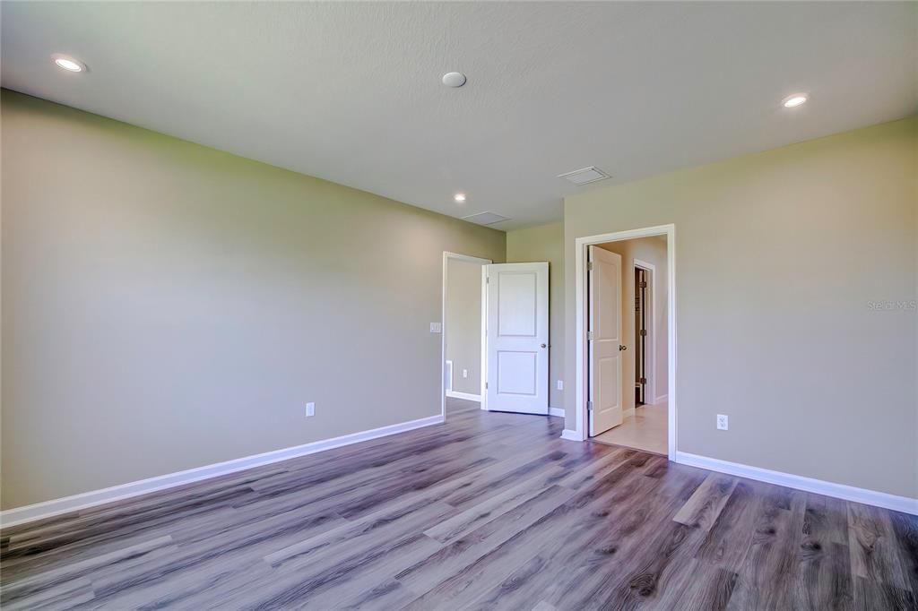 Active With Contract: $380,000 (3 beds, 2 baths, 1549 Square Feet)