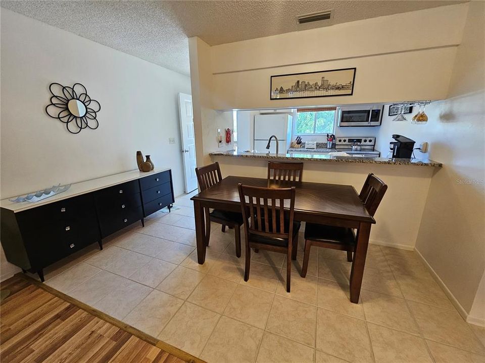 For Rent: $2,200 (2 beds, 1 baths, 723 Square Feet)