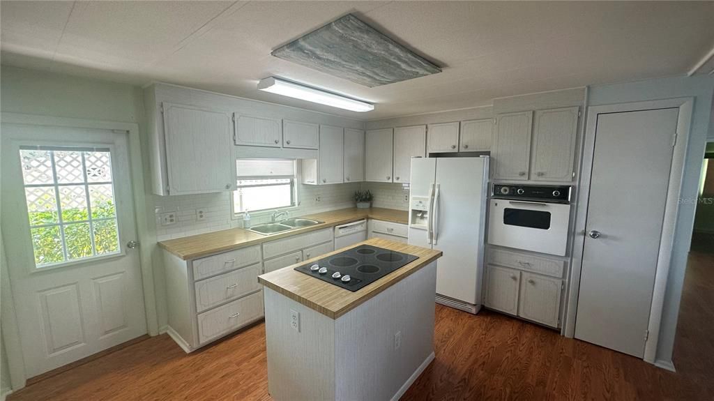 For Sale: $188,500 (2 beds, 2 baths, 1128 Square Feet)