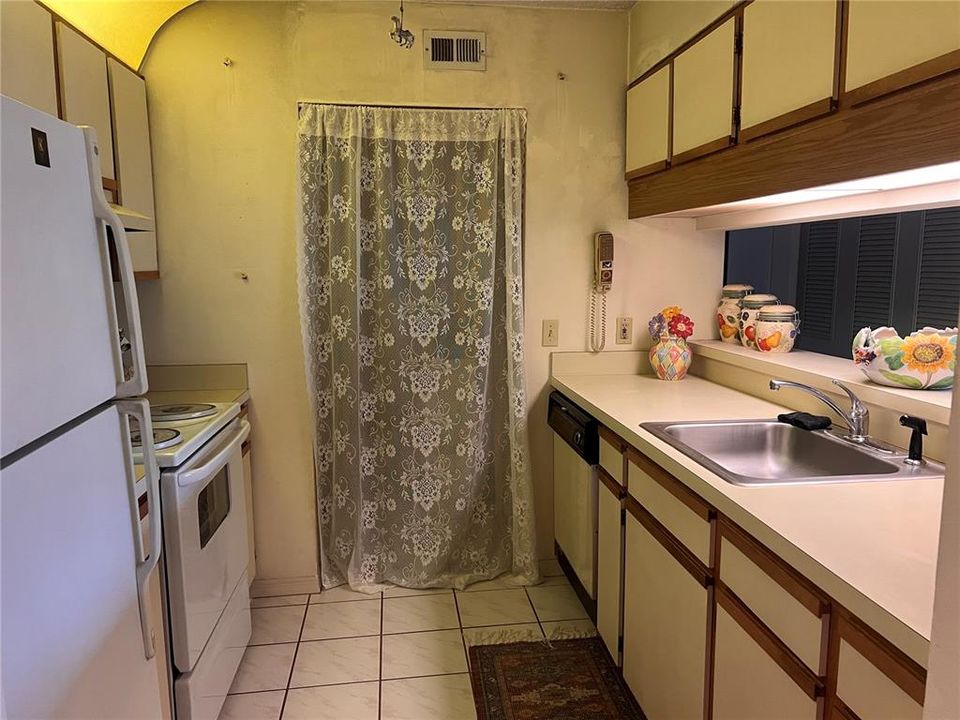 For Sale: $139,900 (2 beds, 2 baths, 937 Square Feet)