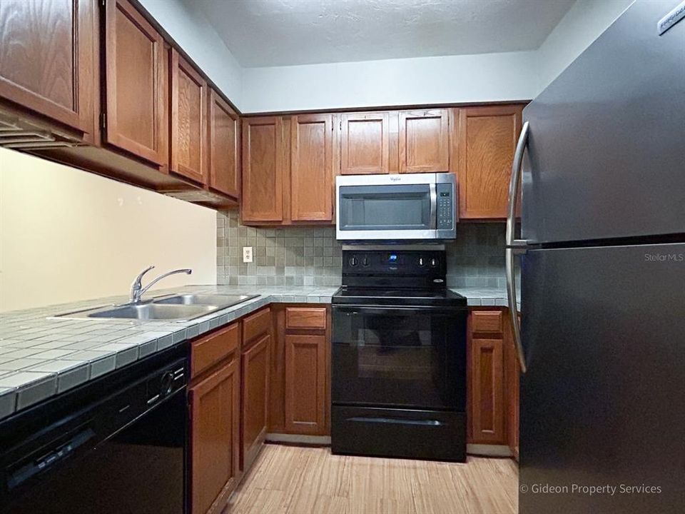 For Rent: $1,295 (2 beds, 1 baths, 900 Square Feet)